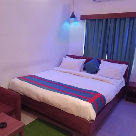 Aristro Club Hotel Kolkata Exterior photo