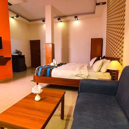 Aristro Club Hotel Kolkata Exterior photo