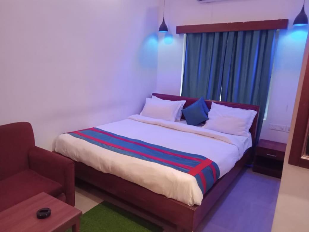 Aristro Club Hotel Kolkata Exterior photo