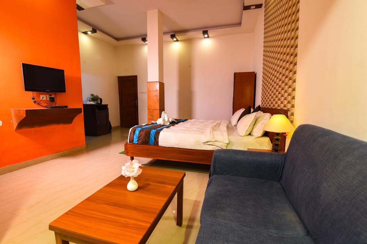 Aristro Club Hotel Kolkata Exterior photo