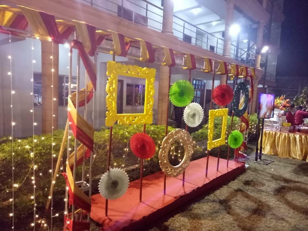 Aristro Club Hotel Kolkata Exterior photo