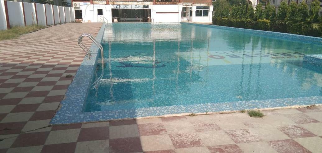 Aristro Club Hotel Kolkata Exterior photo